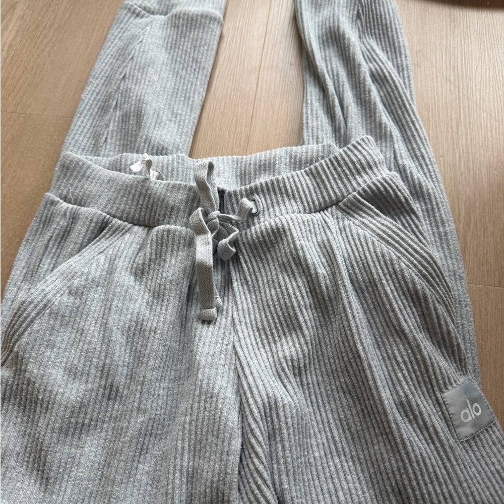 ALO Yoga Women's Light Gray Ribbed Track Pants